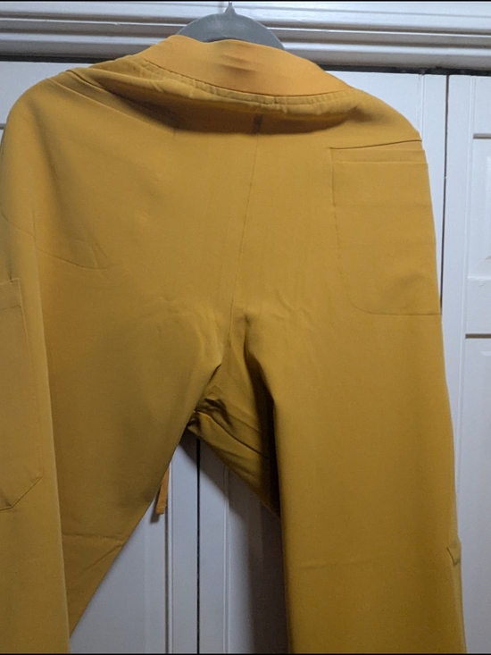 Mandala Men’s Mustard Yellow Scrub Top - V-Neck Pocket - Picture 7 of 7